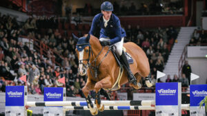 Urheilu - hevosurheilu - Horse Show - kuvassa estearatsukko esteellä